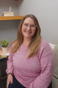 Kaitlyn Steel, LMFT Virginia Couples Therapist smiles to the camera in a professional headshot. Emotionally Focused Couples Therapy Certified Therapist. Clinical supervisor for residents in marriage and family therapy and residents in counseling.