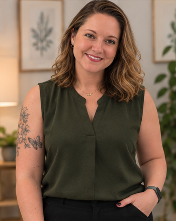 Professional headshot of Kim Rippy, LPC, trauma specialist offering EFIT therapy for trauma, therapy for complex trauma, and therapy for anxiety in Burke, Virginia. Clinicial Supervisor for licensed residents in counseling and residents in family and marriage therapy